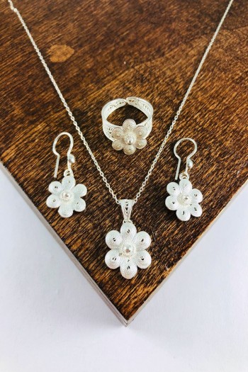 El Işi Çiçek Motifli Telkari Gümüş Üçlü Set El Işi Çiçek Motifli Telkari Gümüş Üçlü Set